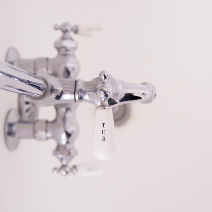 Sophisticated bathroom composition